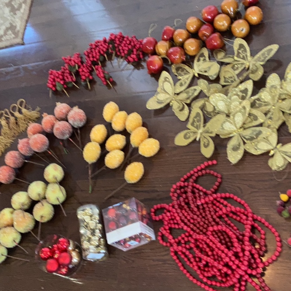 Complete holiday decorative kit.